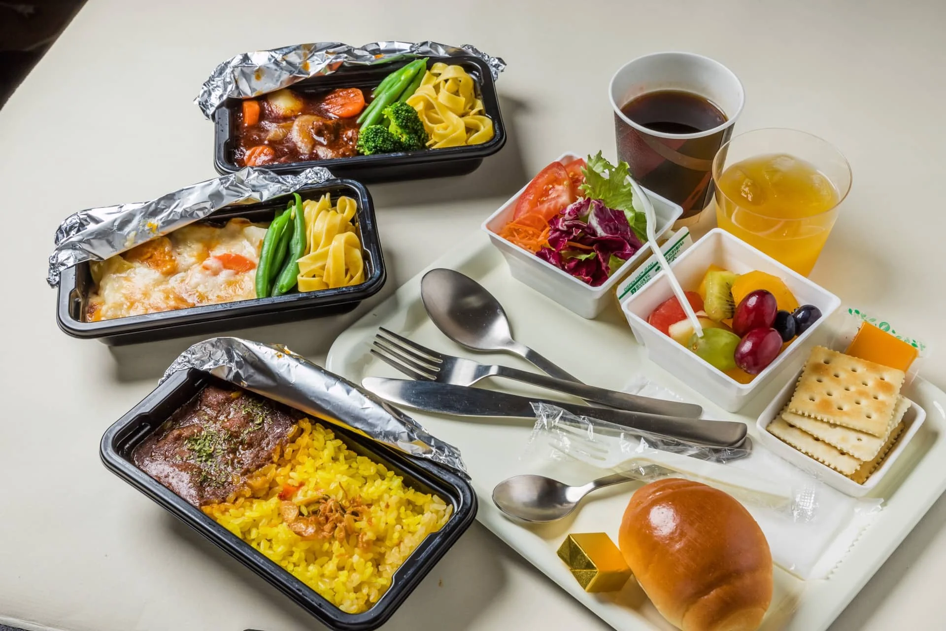 ハワイアン航空の機内食はまずい？2026年最新メニューと評判