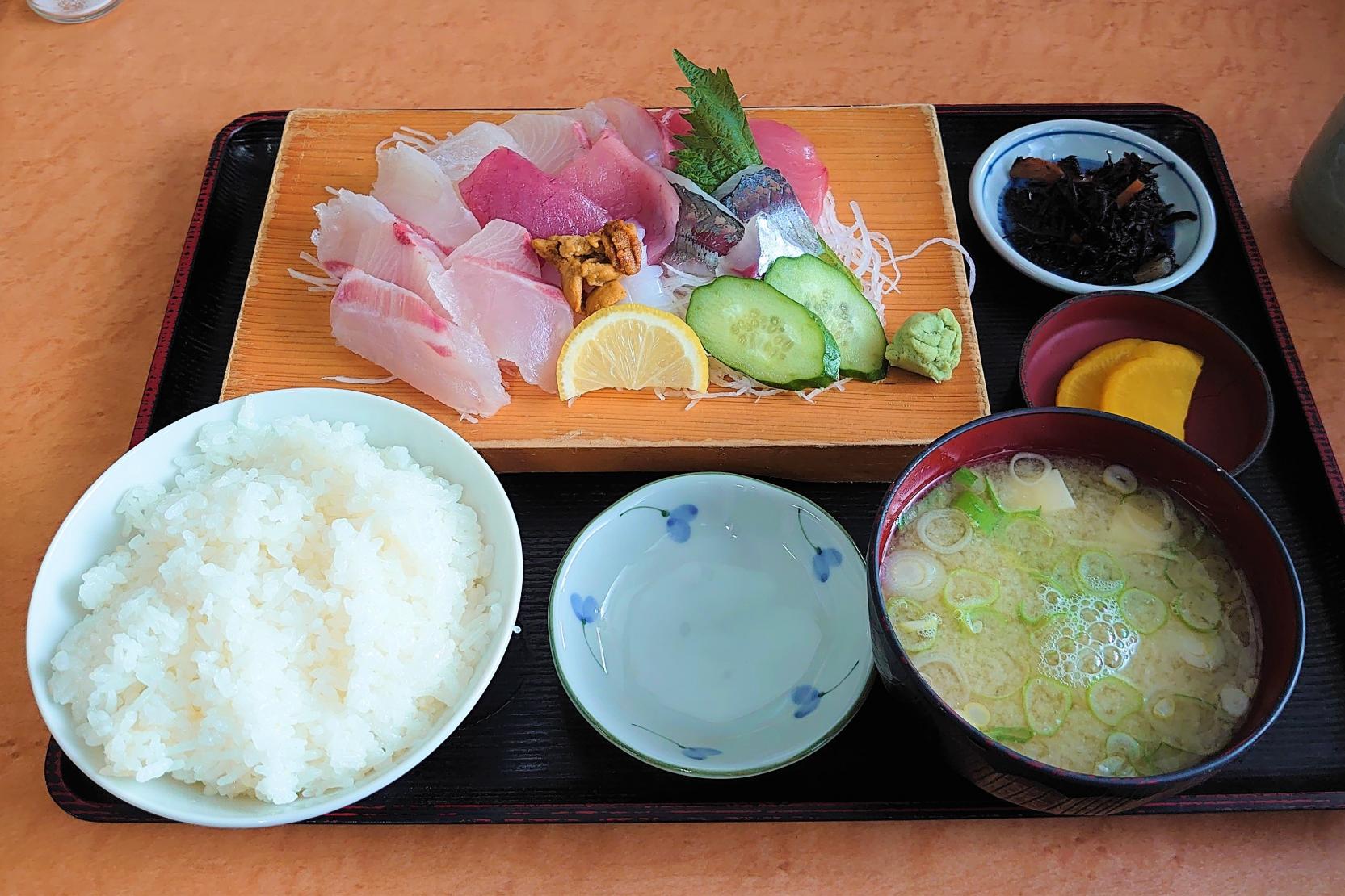 2026年、なぜ朝6時の行列は絶えないのか——「市場食堂 城南店」が体現する、令和の市場グルメ狂騒曲と職人たちのリアル
