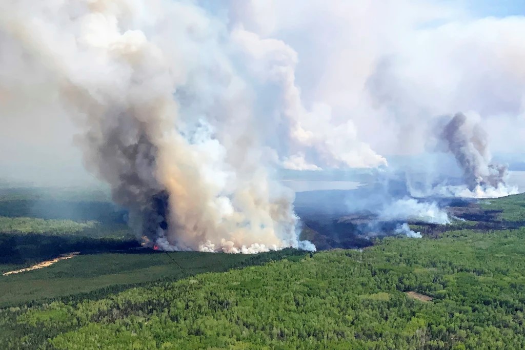 カナダ山火事2026：赤く染まる北極圏の空、日本へ忍び寄る「見えない煙」と地球規模の異変