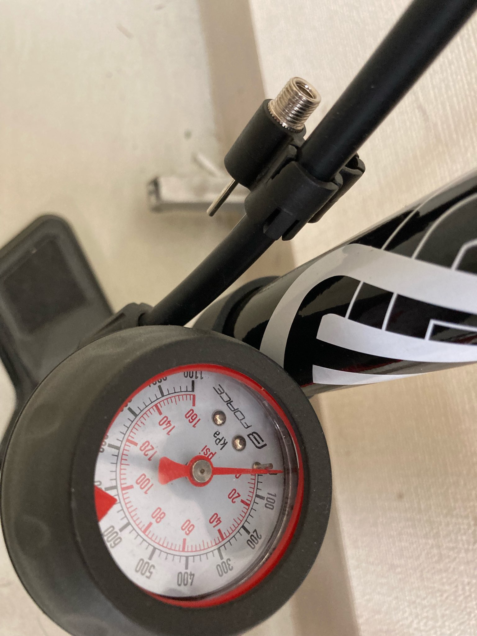 クロスバイクの空気の入れ方完全ガイド！仏式バルブのコツと適正圧