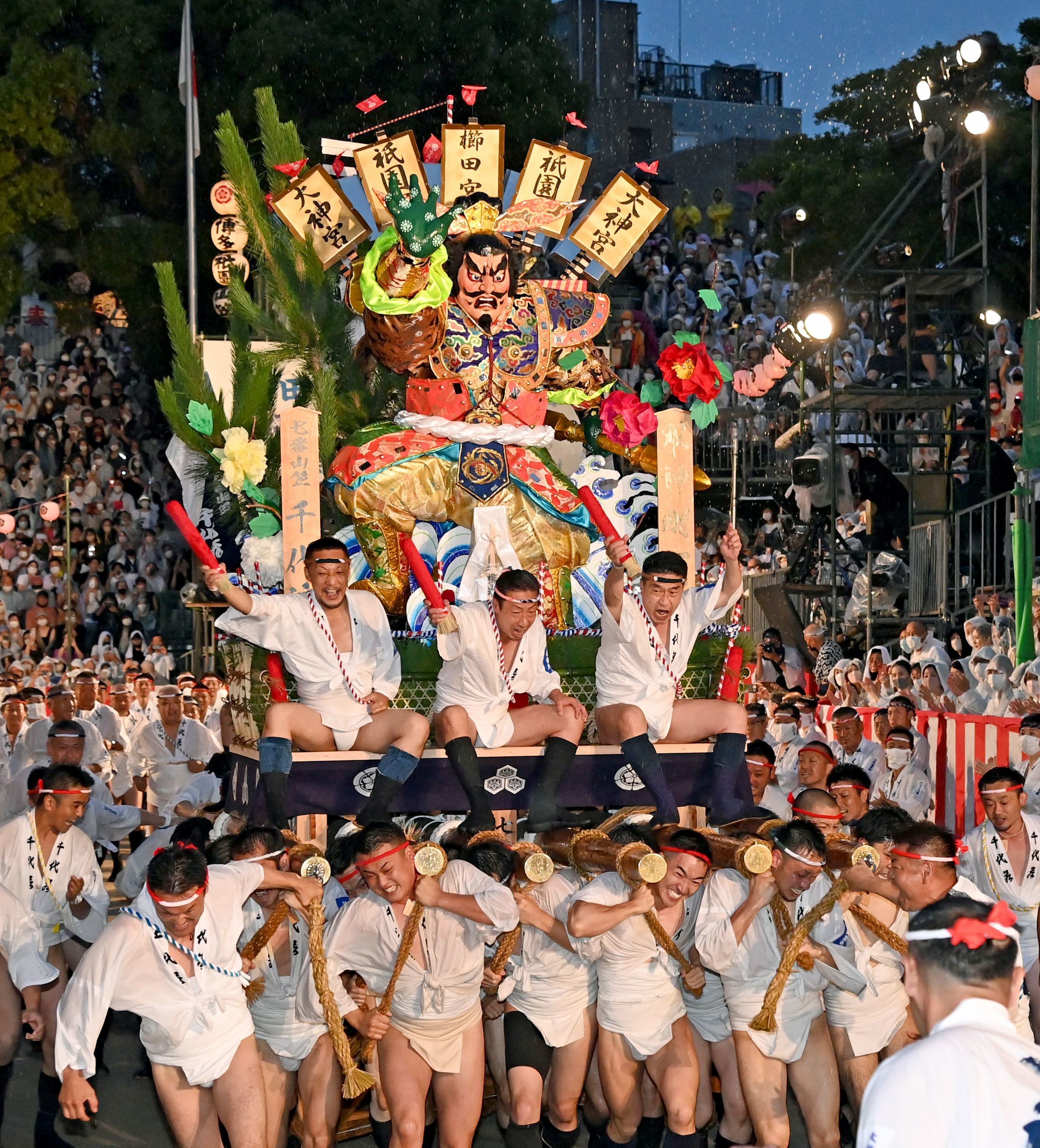 2026年・博多グルメ最新前線：「博多 もつ 鍋 前田 屋」の行列が途切れない理由とは？至高の和牛もつと名物ゴマサバが織りなす圧倒的人気の真相