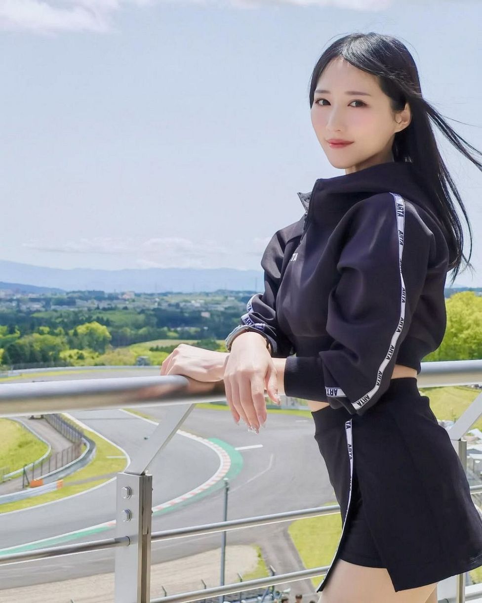 サーキットを彩る美女たち！話題のレースクイーン密着独占取材