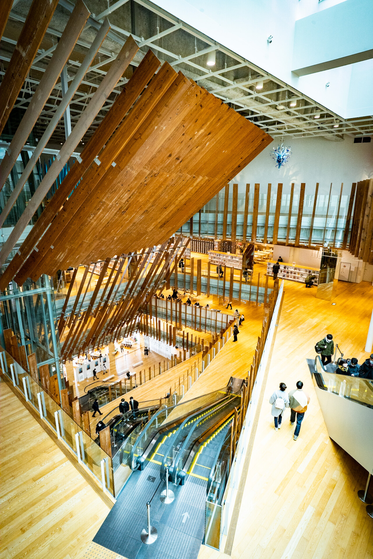 富山市立図書館の魅力徹底解剖！Toyamaキラリの営業時間と利用術