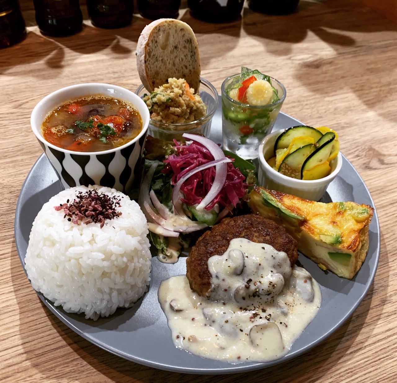 【2026年最新】オフィス街と住宅街で起きている「昼食革命」——後悔しない店選びと注目のランチトレンド
