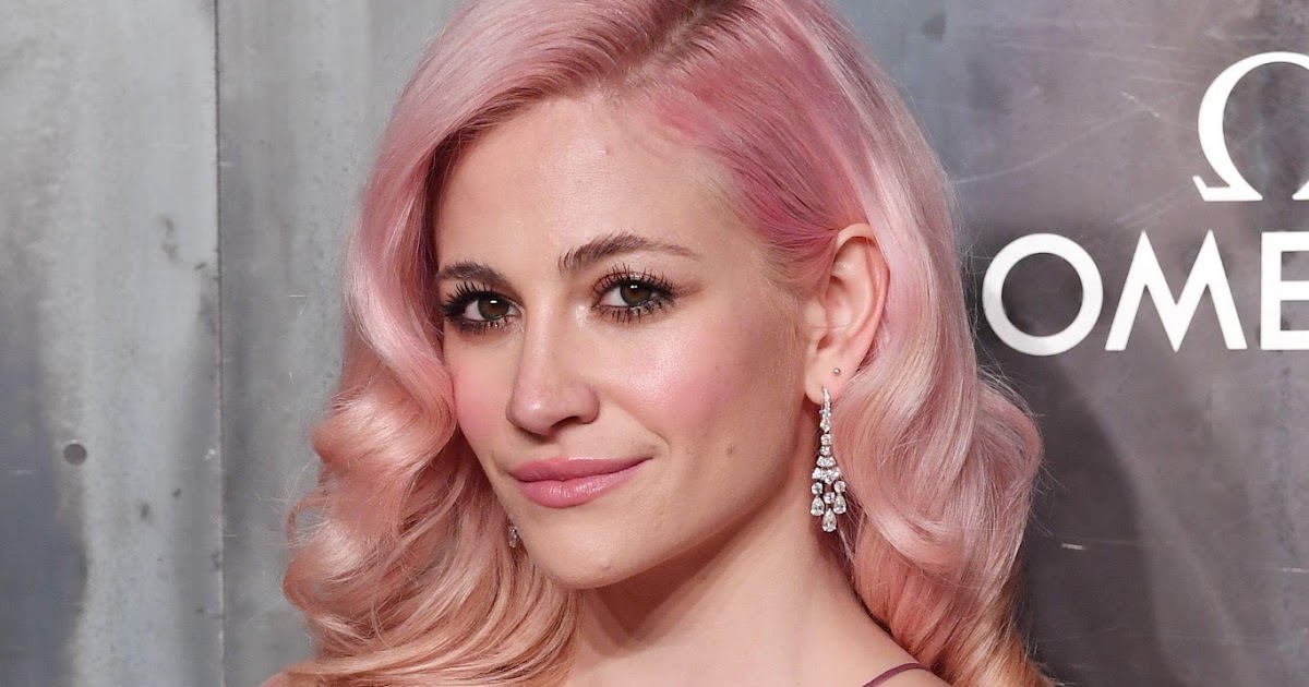 “Spitting Image of Marilyn”: Pixie Lott Stuns in Platinum Blonde Wig and Pink Satin Dress on Stage