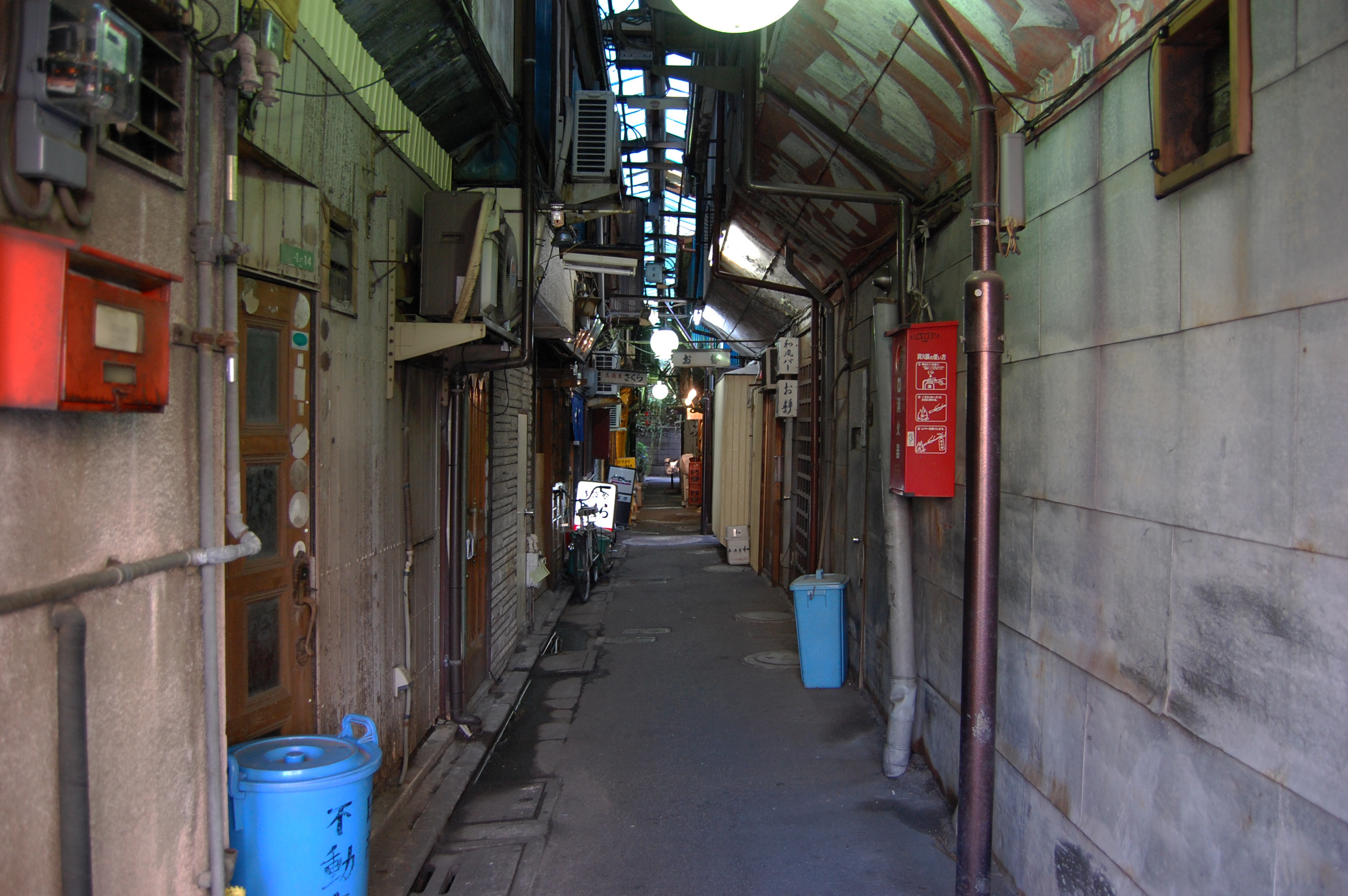 2026年、なぜ日本の「路地裏」に人は惹かれるのか——巨大再開発の陰で咲き誇る都市カルチャーの最前線