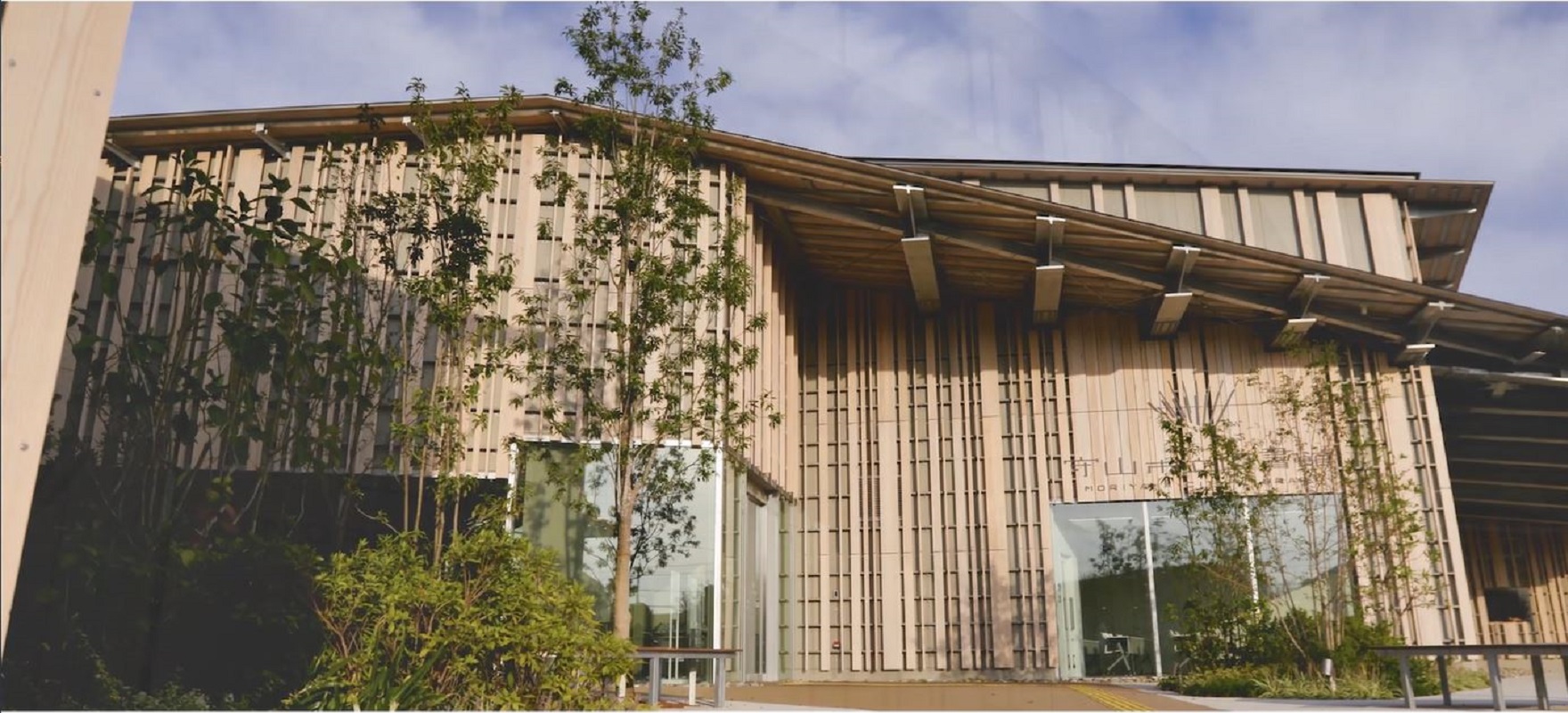 隈研吾が手掛けた守山市立図書館！カフェと穴場席の全貌を追う