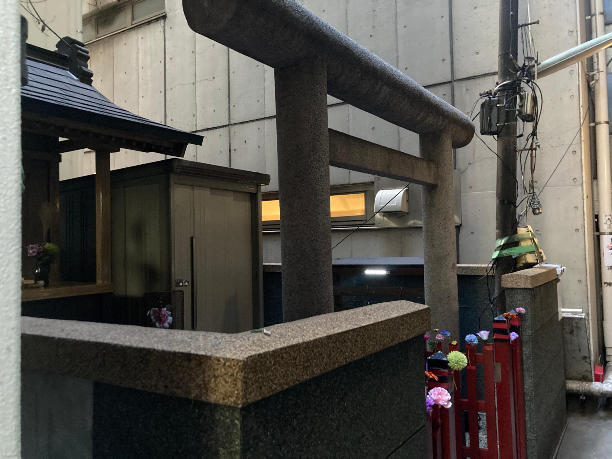 秋葉原の路地裏に潜む花房稲荷神社！ビルの隙間のパワースポットの謎