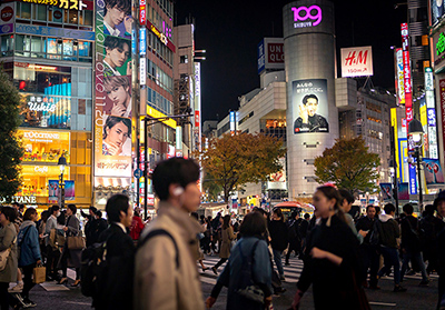 渋谷の巨大ビジョンが突如「発狂」？ネット最古の断末魔が2026年の都市をハックした日