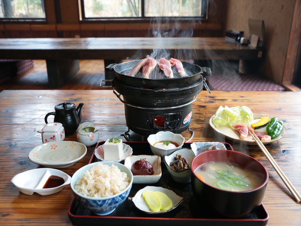 名護の住宅街に潜む伝説の味「ひがし食堂」——半世紀愛される極上ぜんざいと沖縄そばが、今なお旅人を魅了する理由