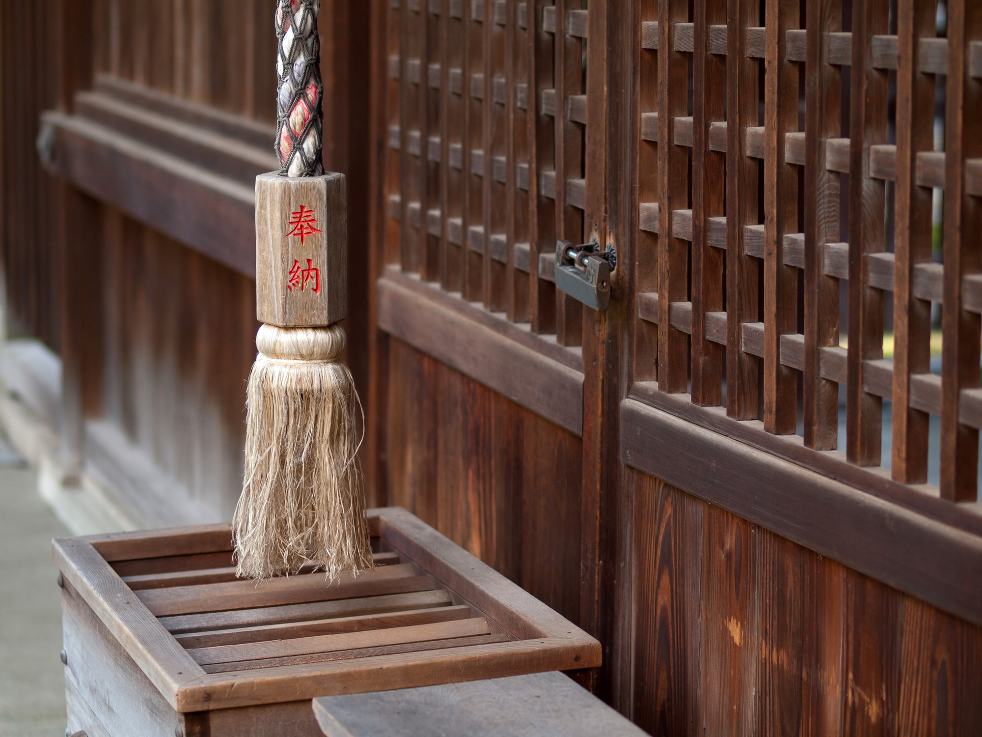 神社のお賽銭はいくらが正解？10円玉がNgの理由と参拝作法を解説