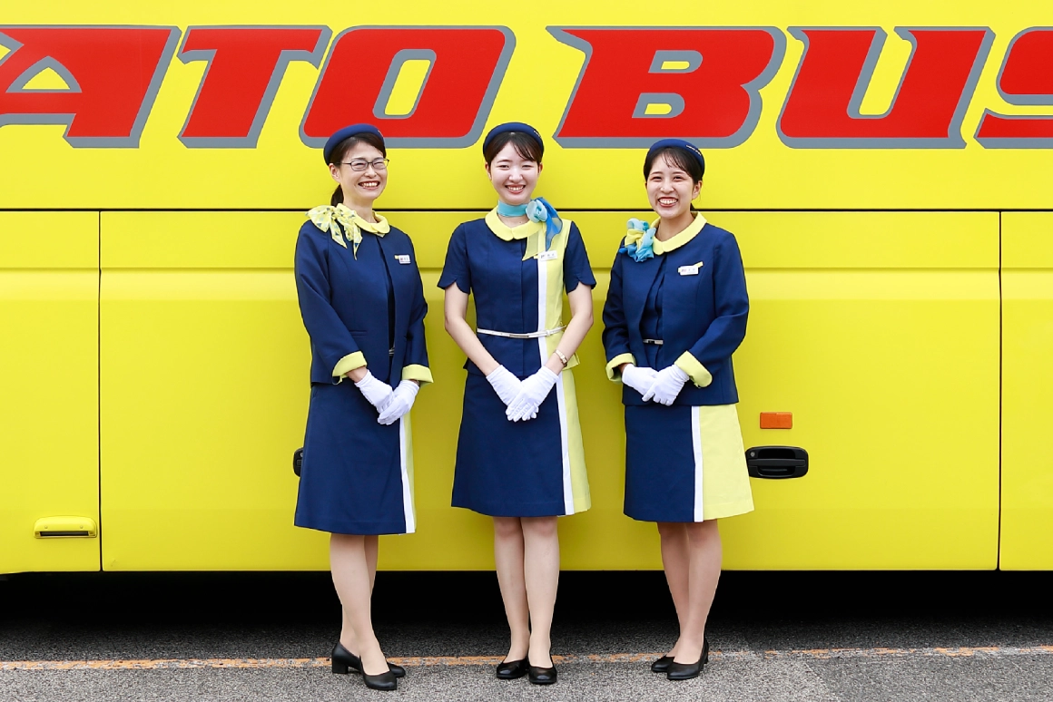 バスガイド制服の歴史と進化｜はとバス歴代から最新パンツ導入まで徹底解剖