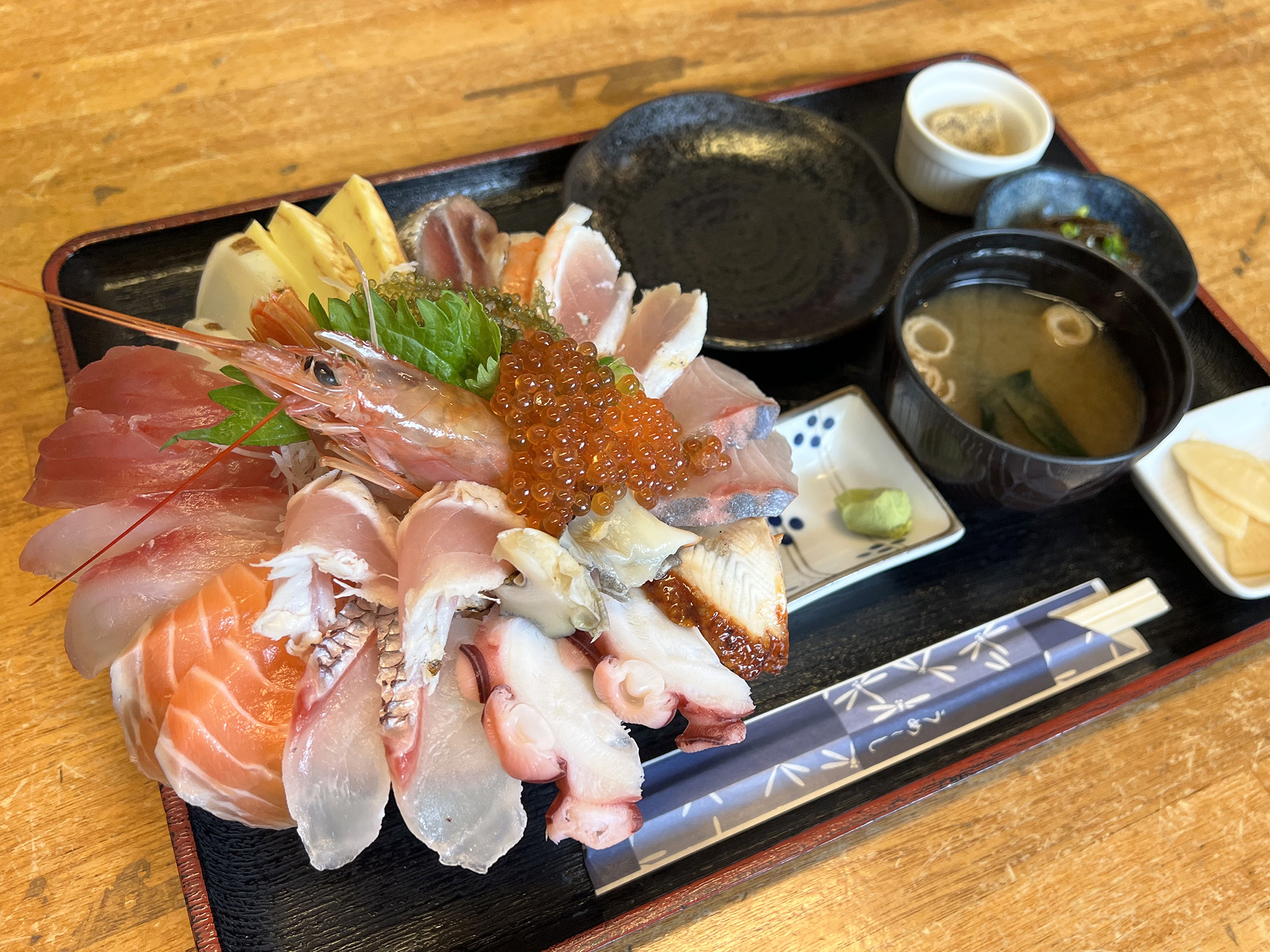 【2026年最新ルポ】驚異のコスパで大行列！「魚屋 直営 食堂 魚 まる」が魅せる鮮魚革命と食の熱狂現場