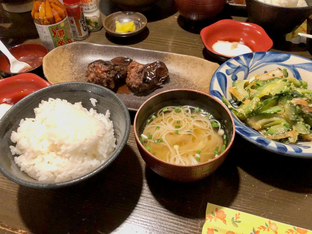 なぜ那覇「ゆうなんぎい」は大行列？絶品ラフテーと並ばない裏技を徹底解説
