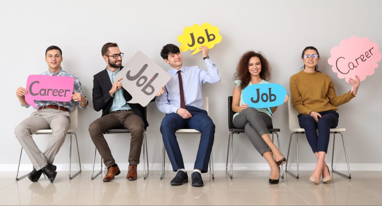 Students looking online for career and internship opportunities On Pragma's website